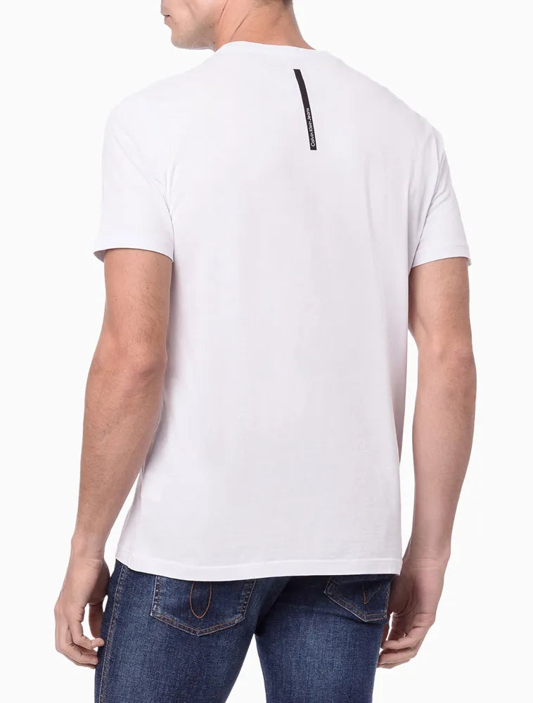 CAMISETA MASCULINA BÁSICA ESTAMPA LOGO REISSUE NO PEITO CALVIN KLEIN JEANS BRANCO